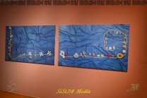 Zwei blaue Bildtafeln mit filigranen Strukturen in der Ausstellung „Zehn Leben“ in der Villa Stuck. (Bild: Stefan Siedler)