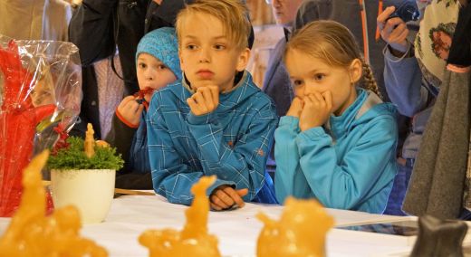 Ob wohl so ein Hase an Ostern im Nest ist? - Das scheinen sich die Kinder zu fragen.