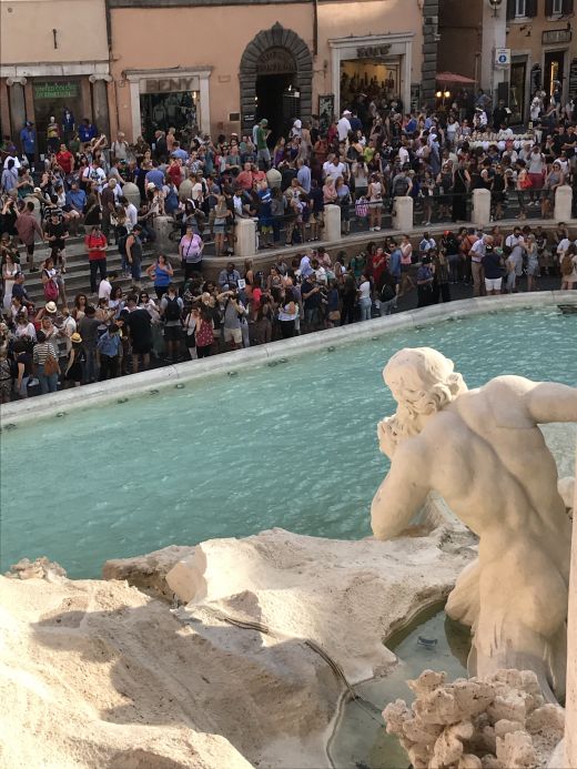 . Der Trevi-Brunnen mit Touristen in Rom