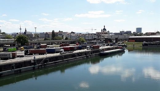 Mannheimer Hafen: LKW-Ladebereich im Stadteil Jungbusch