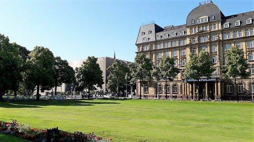 Mannheim: Grünflächen am Wasserturm Richtung Maritim-Hotel morgens um 10.30 Uhr