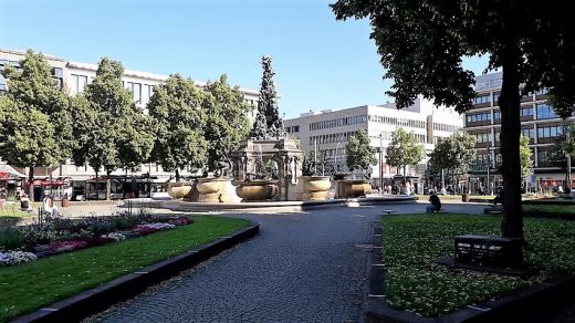 Am Paradeplatz: Der Sprigbrunnen sprudelt wieder