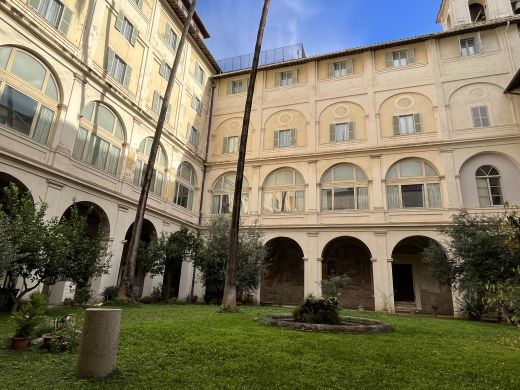 Als sich im 13. Jahrhundert die Brüder des Predigerordens, die gemeinhin als Dominikaner bezeichnet werden, in der Basilika Santa Maria sopra Minerva niederließen, ließen sie nicht nur die Kirche erweitern, sondern auch einige Gebäude zur Unterbringung und zum Leben in der Abgeschiedenheit sowie einen Kreuzgang mit kosmischem Charakter an der linken Seite derselben Kirche errichten.